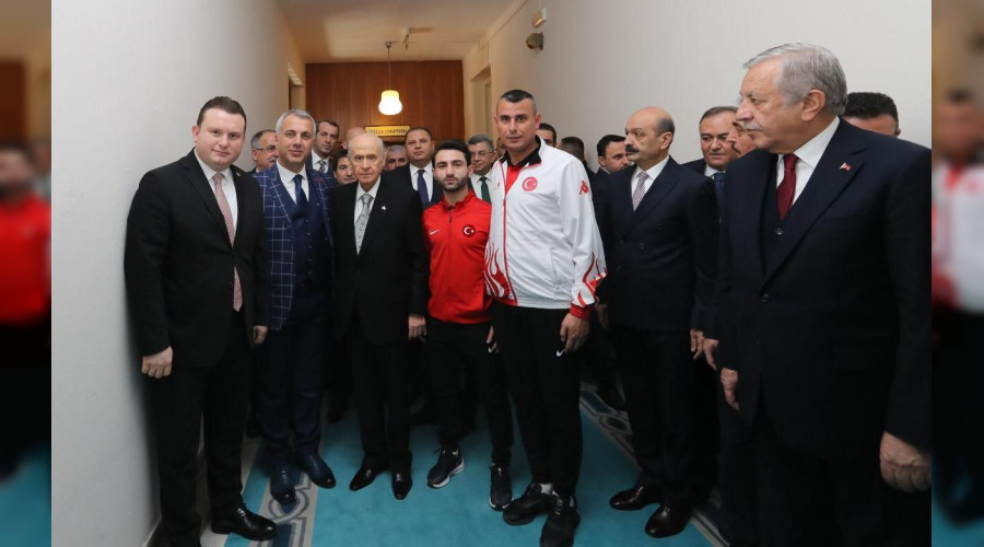 DEVLET BAHEL'YE ANLAMLI HEDYE