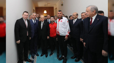 DEVLET BAHEL'YE ANLAMLI HEDYE