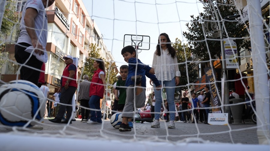 "ARK CADDESNDE YOLU KESP MA YAPTILAR"