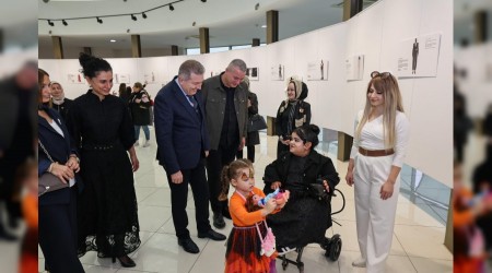 Irmak Can Kayddan ilk moda sergisi: Bir Hayalin Kysnda sanatseverlerle bulutu