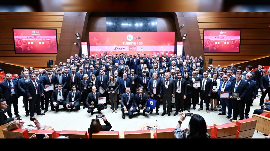 STB Başkanı Mustafa Genç Türkiye İlk 100 Firması ödül töreninde ödülünü aldı.
