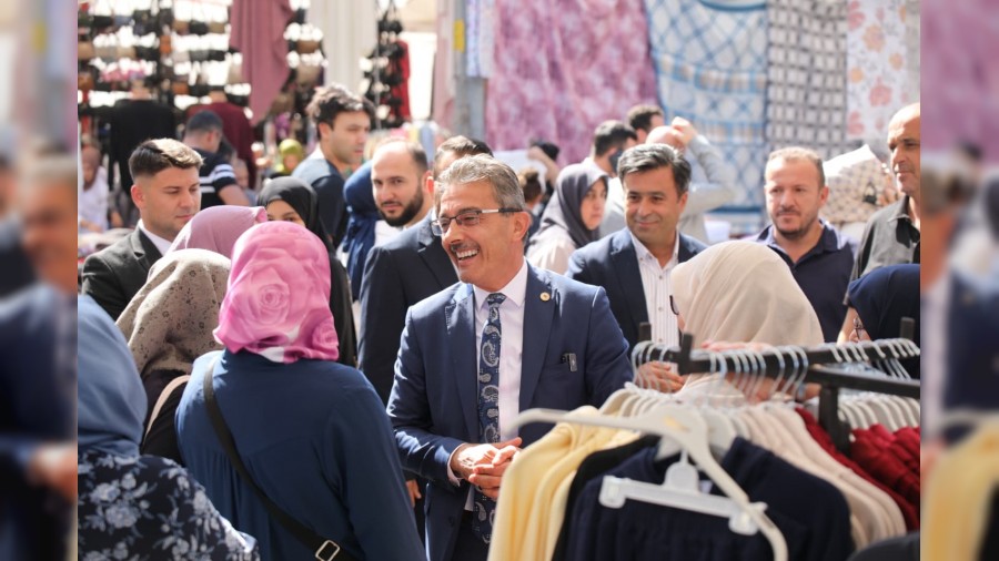 BAŞKAN ŞENOL DİNÇ YENİ YERİNDE KURULAN KUMAŞ PAZARINI ZİYARET ETTİ