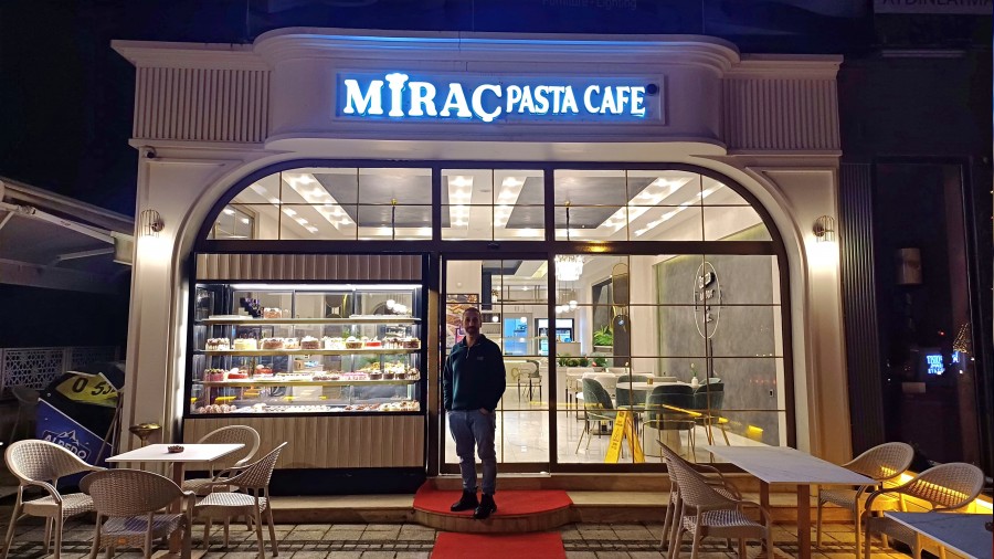 Mira Bakery & Cafe'nin nc ubesi grkemli bir alla kaplarn ayor