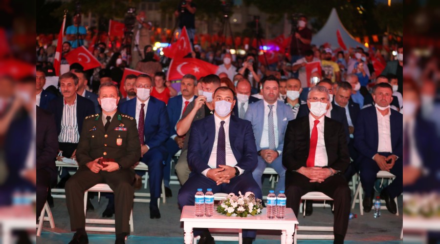 Sakarya halkı Demokrasi Meydanı’nda 15 Temmuz’u andı