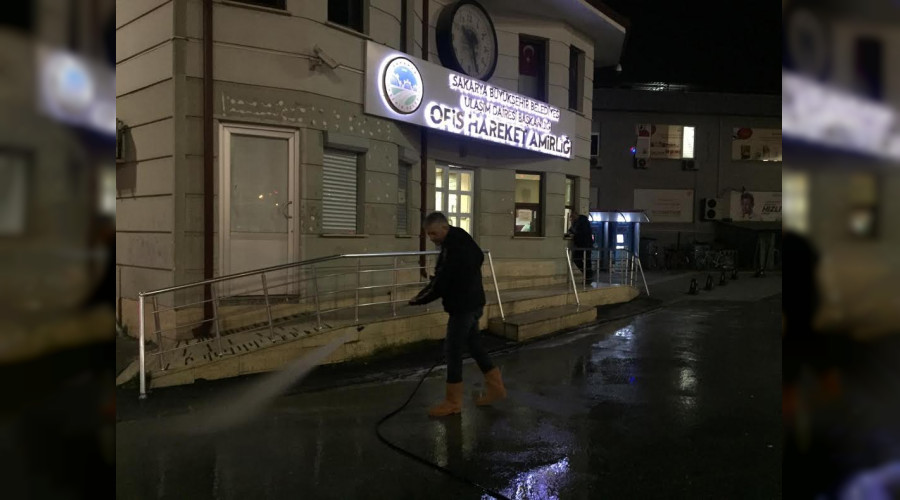 le garajlarnda yolcu duraklar temizleniyor