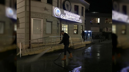 le garajlarnda yolcu duraklar temizleniyor