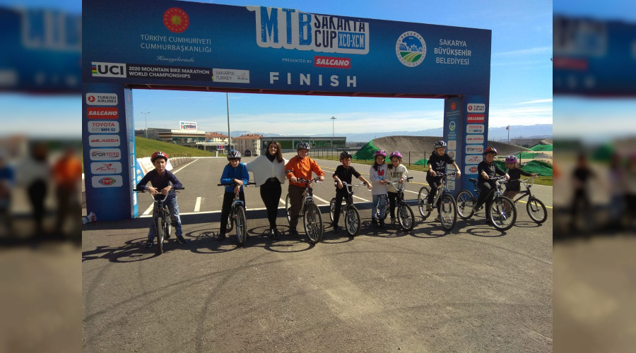 Minik öğrenciler Bisiklet Vadisi'nde öğrendi