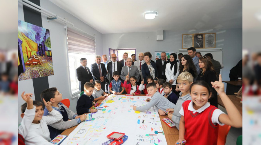 Vali Nayir Stl de Kurulan Tasarm Beceri Atlyelerinde ncelemelerde Bulundu