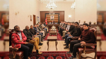 Yedirenk Uluslararas� ��renci Derne�i �yelerinden Vali Nayir'e Ziyaret