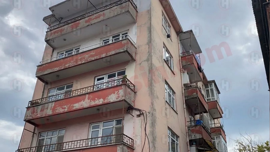 SAKARYA�DA VATANDA�LAR HALA HASARLI YAPILARDA YA�IYOR