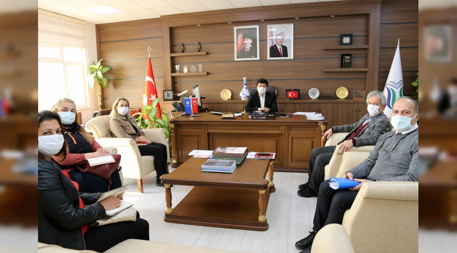 Afet alan�nda �rnek �al��ma i�in kollar s�vand�