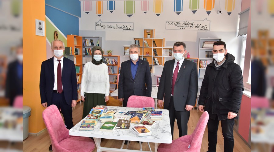 Bakan Sar, Karasu mam Hatip Ortaokulu Ktphanesine Kitap Desteinde Bulundu