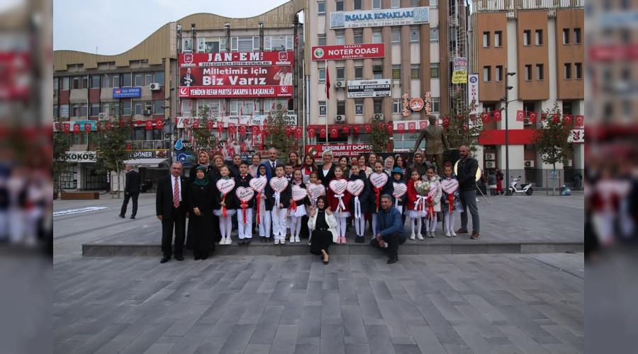 Eitimciler Baretmen Atatrk'n Antna elenk Sundu
