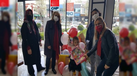 23 Nisan'da CHP Kadn Kollarndan ocuklar sevindiren spriz