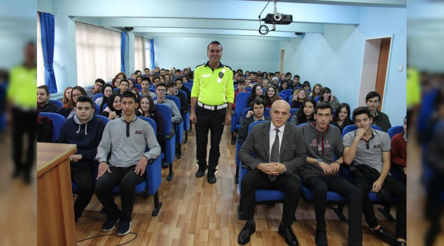 Mezun Olduu Lisede Trafik Eitimi verdi.