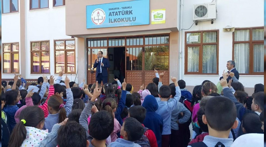 KAYMAKAM MAKAM OTOMOBLNE ALDII RENCLE BERABER ATATRK LKOKULU'NU ZYARET ETT