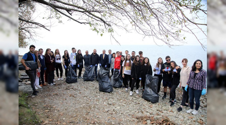 Yabanc� ��renciler Sapanca G�l�'n� temizledi