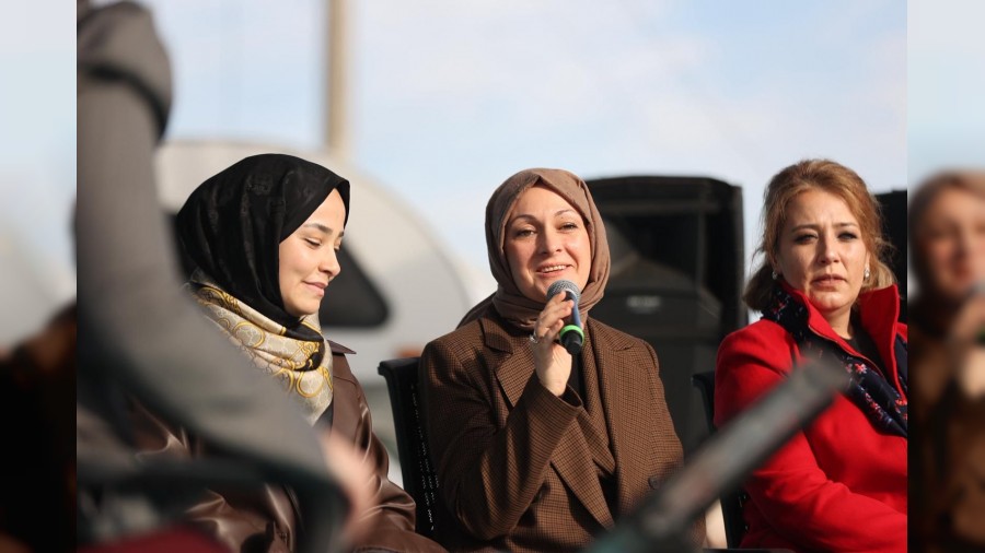 Adapazar��nda ticarette kad�n�n g�c� panellerde konu�uldu