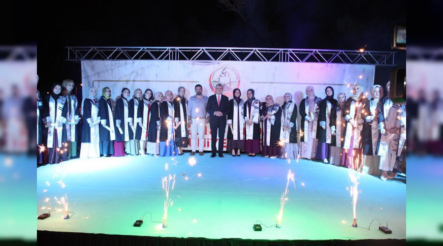 Ba�kan Ekrem Y�ce ��rencilerin mezuniyet heyecan�na ortak oldu