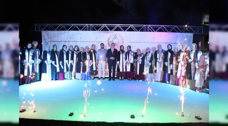 Ba�kan Ekrem Y�ce ��rencilerin mezuniyet heyecan�na ortak oldu