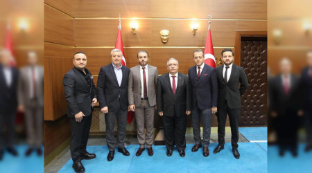 Vali Nayir'e Sakaryaspor'un 54. Yıl Forması Hediye Edildi