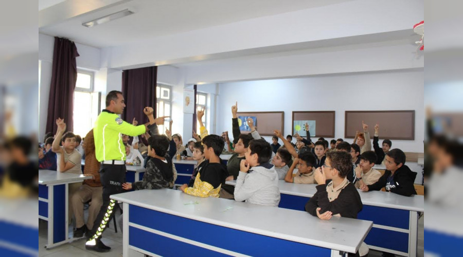 Trafik Eitimi Sonras renciler Lokum ve Glsuyu ikramnda bulundular.